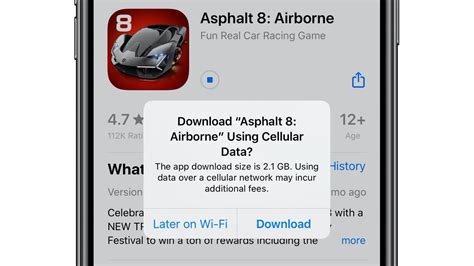 Ilustrace uživatele ovládajícího klimatizaci vozu přes mobilní aplikaci