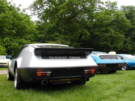 Renault Alpine závodní vůz na šotolině
