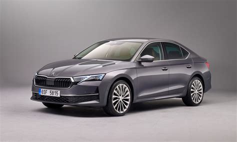 Archivní snímek Škoda Octavia v plné jízdě