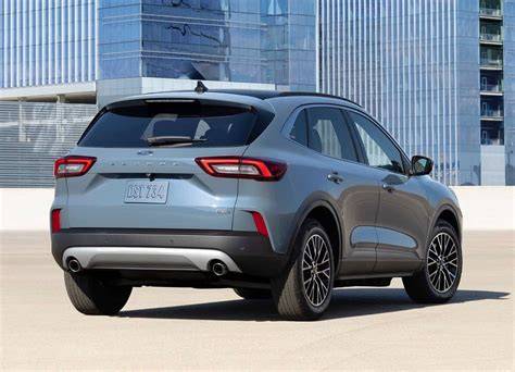 Schéma ukazující porovnání objemů kufrů mezi verzemi Ford Escape a jinými modely v segmentu SUV