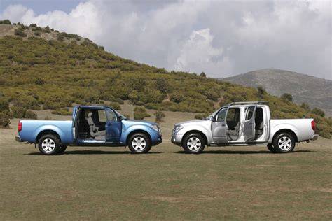 Infografika: srovnání verzí Nissan Navara (King Cab vs. Double Cab) a cenové rozpětí