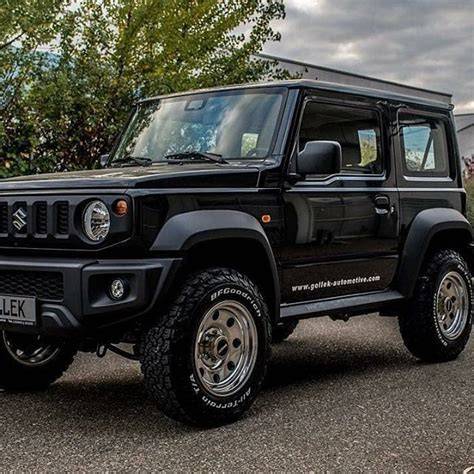 Fotografie upraveného Suzuki Jimny s černou maskou a širšími blatníky