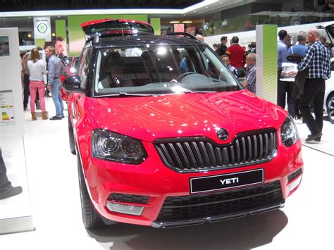 Detail interiéru Škody Yeti Monte Carlo s decentními sportovními prvky