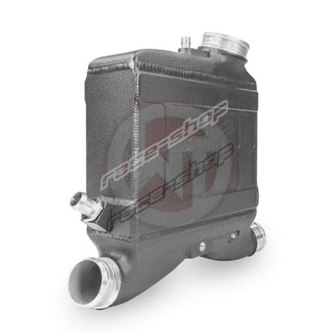 Detailní pohled na výkonný mezichladič Wagnertuning s větším jádrem a hliníkovými koncovými nádržemi.