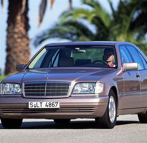 Schéma: Vztah modelových řad Mercedes-Benz ke třídám a karoseriím
