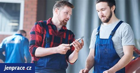 Servisní technik kontrolující stav pružin automobilu