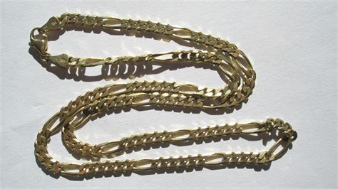 Detailní záběr na zlatý řetěz DID s X-kroužky
