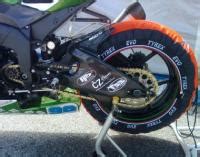 Koláž různých typů maziv na motocyklové řetězy