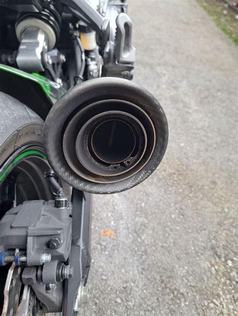 detailní záběr na tlumič SC-Project S1 namontovaný na motocyklu Kawasaki Z900