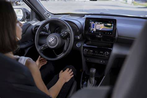 schematické znázornění systémů Toyota T‑Mate (asistenční funkce a senzory)