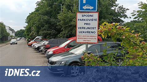 Infografika: Zobrazení principu ultrazvukového parkovacího senzoru a jeho umístění v zadním nárazníku BMW E39