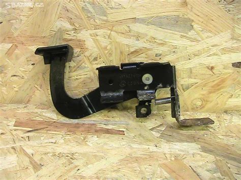 Ilustrační fotografie mechanismu otevírání dvířek nádrže Mazda