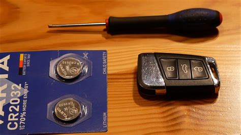 Ilustrace dvou typů klíčů od Citroën Picasso s označením typů baterií