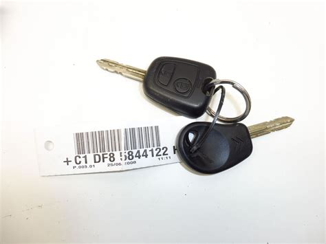 Detailní fotografie znázorňující postup otevření klíče Citroën Picasso