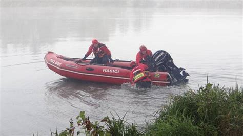 Ilustrační foto automobilu vyprošťovaného z vody