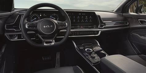 pohled na interiér čtvrté generace Kia Sportage s moderním infotainmentem