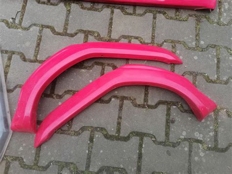 Detailní fotografie zkorodovaných lemů blatníků a prahů Mercedesu W123.