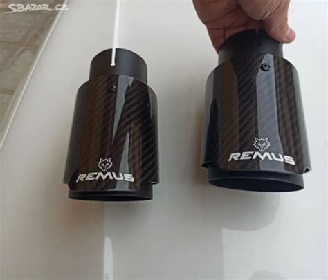 Vizuální znázornění výfuku REMUS s karbonovou koncovkou a logem