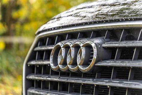 Infografika ukazující vývoj pětiválcového motoru Audi a klíčové milníky