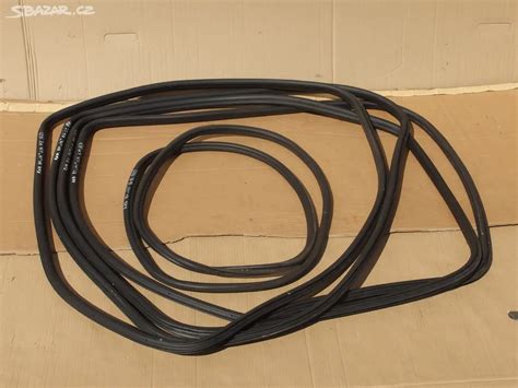 Ilustrace zadních bočních dveří Škoda Fabia 1 s vyznačením oblastí, kde se nacházejí krytky madel a páté dveře.