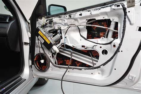 Obrázek: Schéma uspořádání reproduktorů v BMW E46, 10cm repro v dveřích a basy pod sedačkami