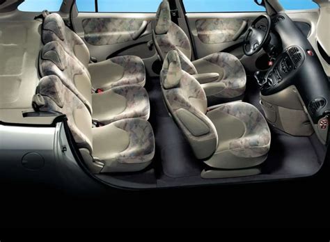 Interiér Citroënu Xsara Picasso s důrazem na prostornost a praktická řešení