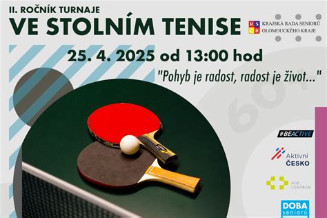Vítězové turnaje na pódiu se šachovnicí a cenami