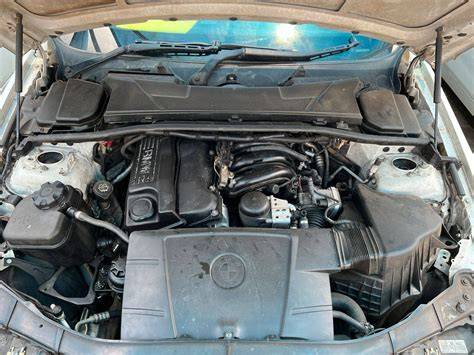 Schéma uspořádání škrticích klapek v systému BMW E90 s motorem N46