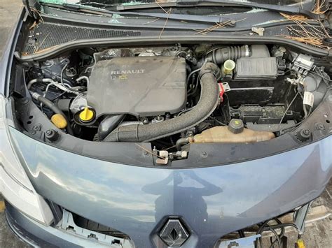 Detail motoru a komory pod kapotou Renault Laguna III
