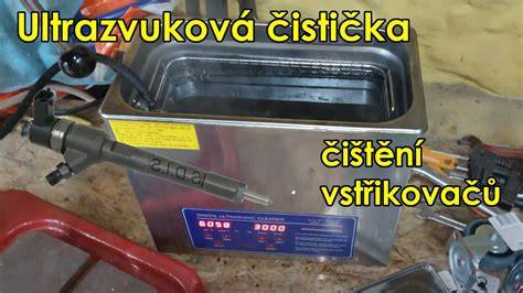 Infografika znázorňující postup ultrazvukového čištění vstřikovačů, chemické cesty a testovací stolici ASNU