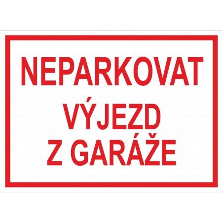 Fotografie instalované cedule Neparkovat na plotu u garáže