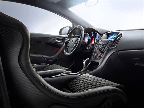 Opel Astra OPC Extreme - závodní homologace a interiér