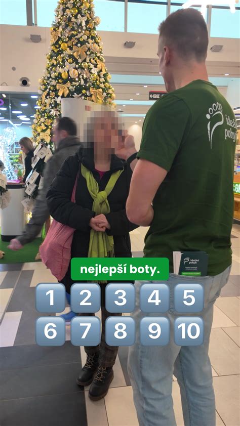 Grafika znázorňující rozdíl mezi standardním a sportovním podvozkem Showa v kontextu tlumení a snížení