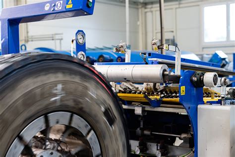 Ilustrace prořezávání a protektorování nákladní pneumatiky