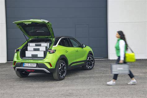 ilustrace motorového prostoru Opelu Mokka s otevřenou kapotou