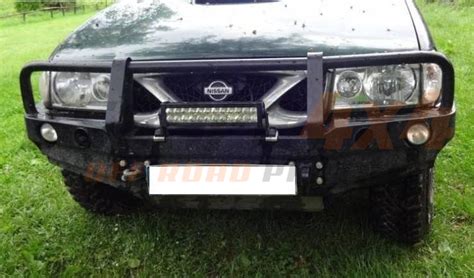 pohled na přední část Nissanu Terrano II