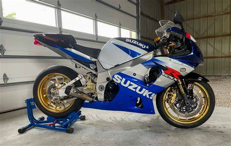 Infografika: Přehled typů držáků a krytů pro GSX-R1000 2002