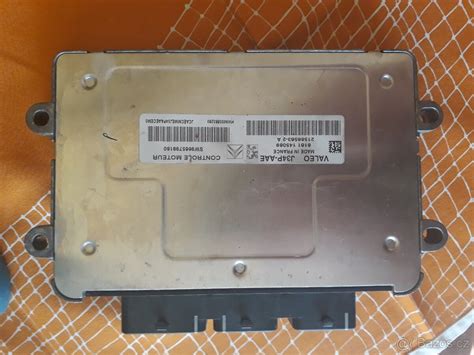 Detailní pohled na řídící jednotku motoru Mercedes-Benz