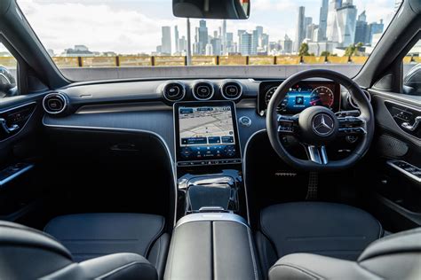 Přehledný interiér Mercedes-Benz C-Class s multimediálním displejem