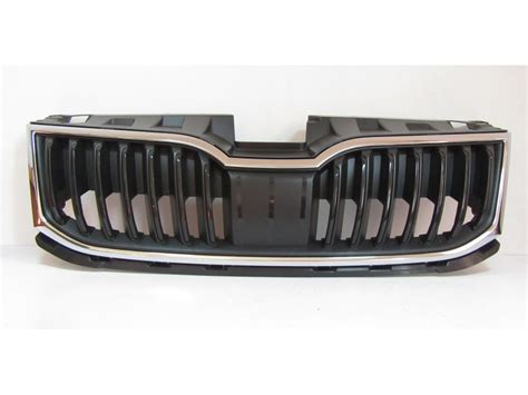 Přední maska a logo Peugeotu 807 po faceliftu s chromovanými prvky