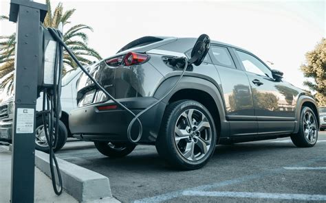 Infografika: Jak funguje hybrid a plug-in hybrid