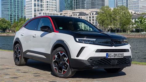 Graf: Porovnání motorů Opel Mokka (benzín vs. hybrid) a výkony