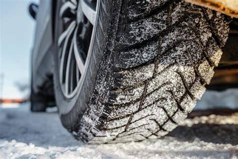 Infografika: Jak vybrat správnou zimní pneu pro vozy s rozměrem 205/65 R15