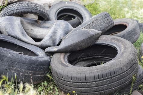 ilustrační foto pneumatik připravených k recyklaci