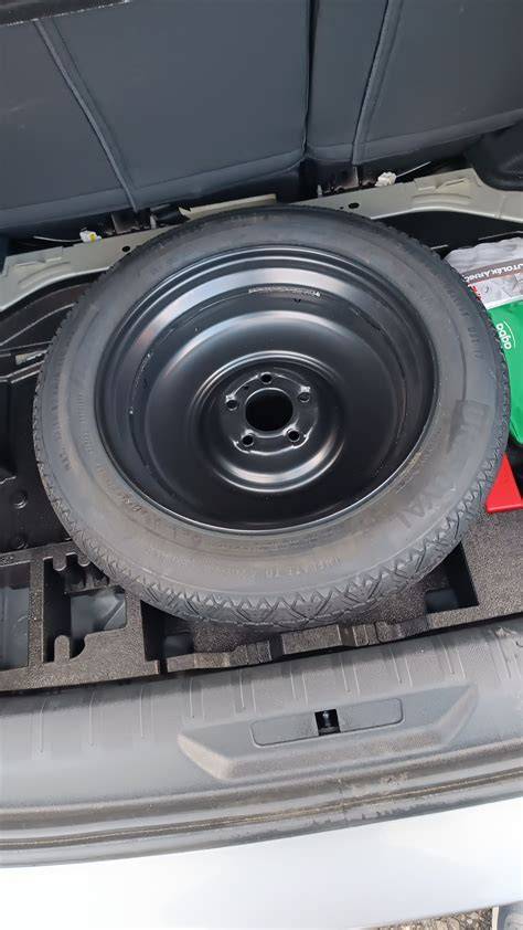 Infografika: Rozložené komponenty rezervního kola Ford Focus II a jejich umístění v zavazadlovém prostoru
