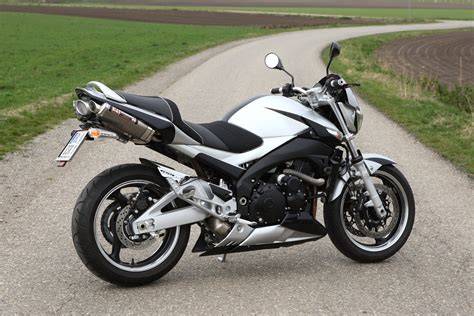 Suzuki GSR 600 profil a detail výfuků