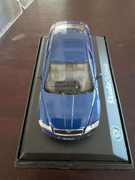 Model auta Škoda Octavia s otevřenými dveřmi.