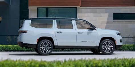 Infografika srovnání délek amerických full-size SUV a jejich klíčových motorů