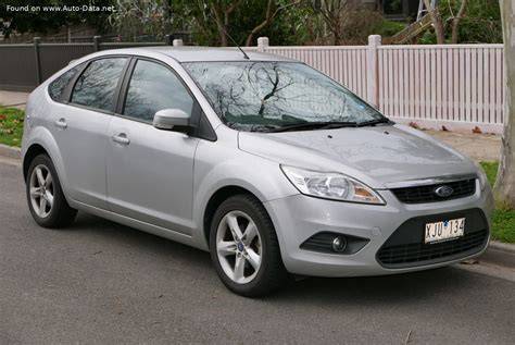 Ford Focus II - pohled na karoserii a světlomety (cervena metalíza)