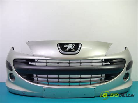 elegantní přední část vozu Peugeot 407